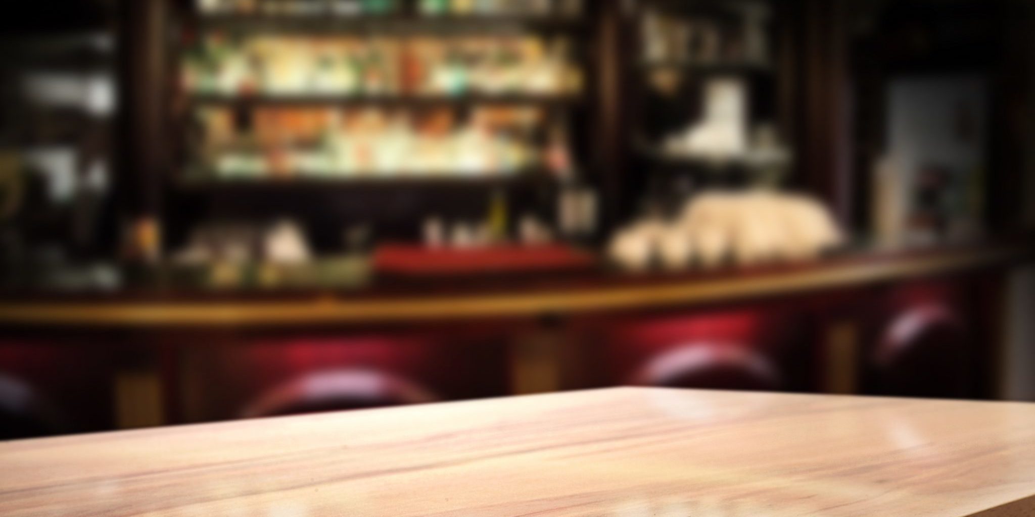 Bar_Geld Verschwommenes Barbild mit Theke und Barhocker - Bargeld Wortwitz