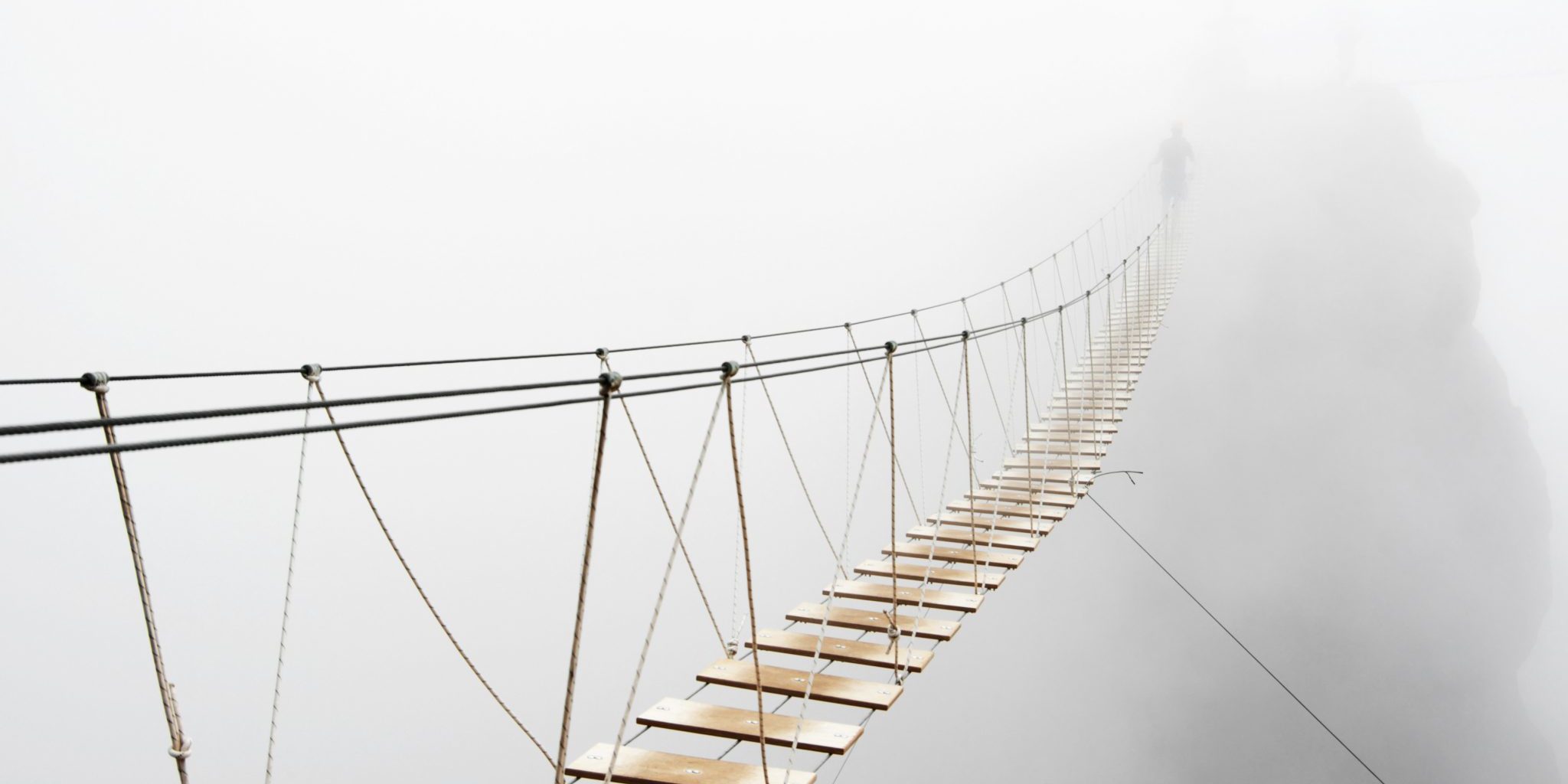 Haengebruecke im Nebel Haengebruecke die im Nebel verschwindet