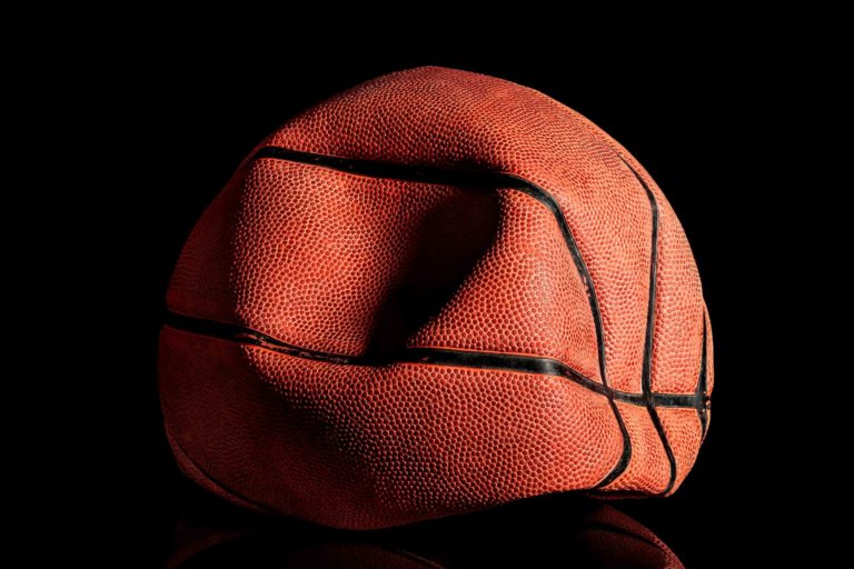 Schrumpfender Basketball steht für Deflationärer Schock